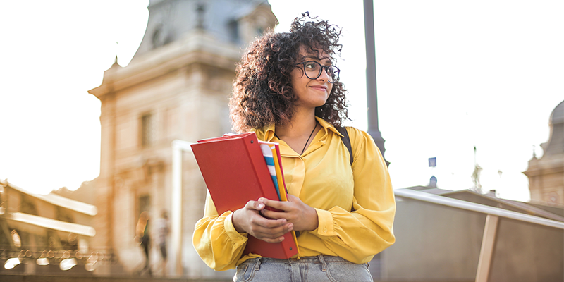 Estudar fora do país: como funciona?