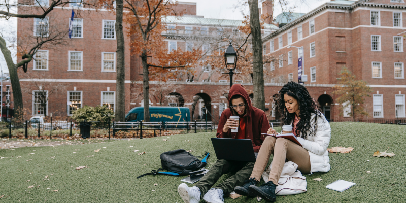 Estudantes em frente à universidade